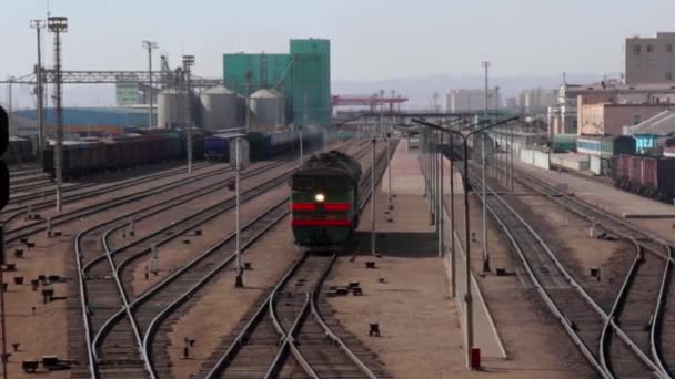 2019年3月前后在蒙古首都乌兰巴托的火车站 从头顶上的一座桥上可以看到 — 图库视频影像