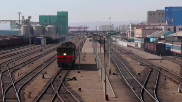 2019年3月前后在蒙古首都乌兰巴托的火车站 从头顶上的一座桥上可以看到 — 图库视频影像