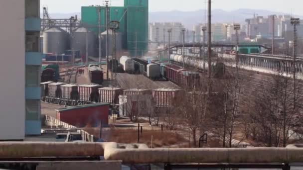 モンゴルの首都ウランバートルの鉄道駅は 架空橋から見ると2019年3月頃 — ストック動画