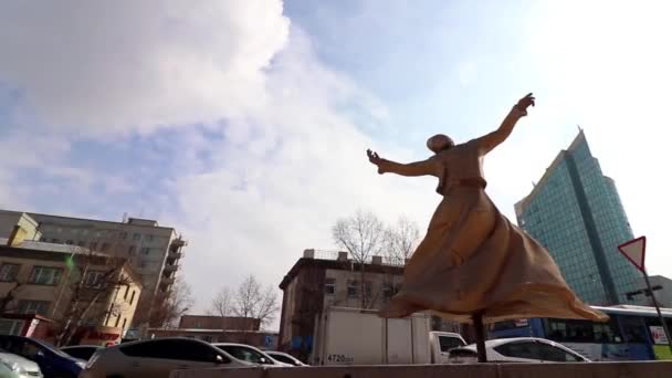 Beeldhouwkunst Straatverkeer Ulaanbaatar Hoofdstad Van Mongolië Circa Maart 2019 — Stockvideo