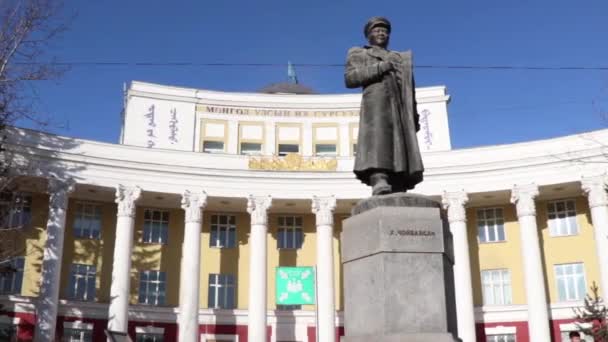Monument Framför Mongoliets Nationaluniversitet Ulaanbaatar Mongoliets Huvudstad Mars 2019 — Stockvideo