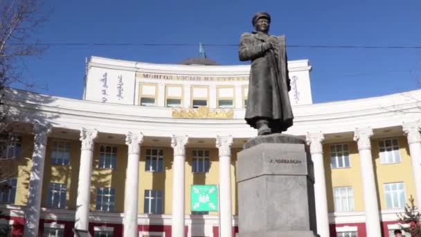 Monumento Frente Universidade Nacional Mongólia Ulaanbaatar Capital Mongólia Por Volta — Vídeo de Stock