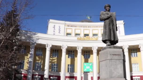 Памятник Перед Монгольским Национальным Университетом Улан Баторе Столице Монголии Около — стоковое видео