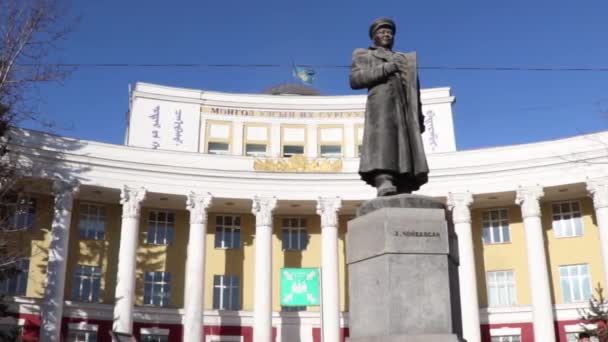 2019年3月前后 位于蒙古首都乌兰巴托的蒙古国立大学前的纪念碑 — 图库视频影像