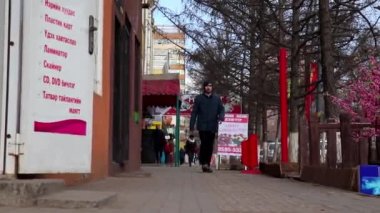 Mart 2019 dolaylarında, Moğolistan 'ın başkenti Ulaanbaatar' ın sokaklarında kimliği belirsiz insanlar görüldü.