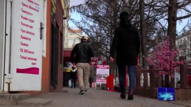 Mart 2019 dolaylarında, Moğolistan 'ın başkenti Ulaanbaatar' ın sokaklarında kimliği belirsiz insanlar görüldü.