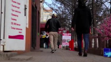 Mart 2019 dolaylarında, Moğolistan 'ın başkenti Ulaanbaatar' ın sokaklarında kimliği belirsiz insanlar görüldü.