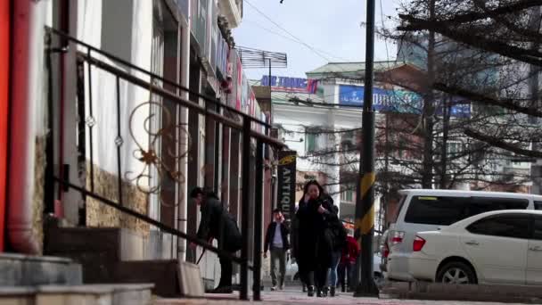 Неизвестные Люди Улице Центре Улан Батора Столицы Монголии Около Марта — стоковое видео