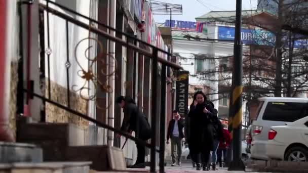 Άγνωστα Άτομα Στο Δρόμο Στο Κέντρο Του Ουλάν Μπατόρ Την — Αρχείο Βίντεο