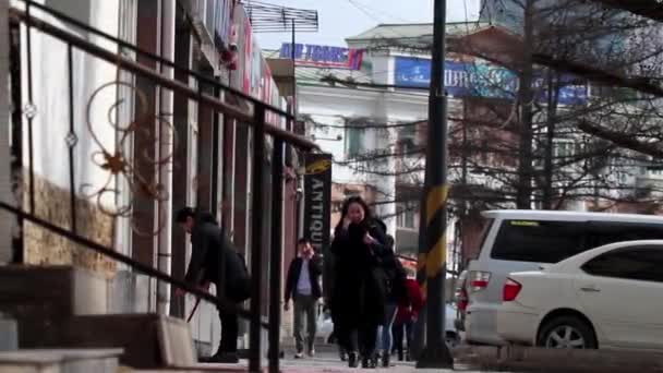 Oidentifierade Människor Gatan Centrala Ulaanbaatar Mongoliets Huvudstad Cirka Mars 2019 — Stockvideo