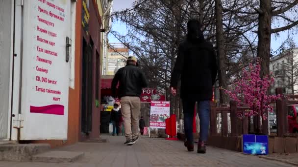 Oidentifierade Människor Gatan Centrala Ulaanbaatar Mongoliets Huvudstad Cirka Mars 2019 — Stockvideo