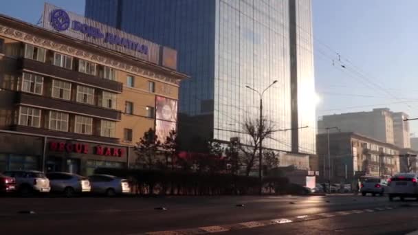 モンゴルの首都ウランバートルのストリートシーン2019年3月頃 — ストック動画