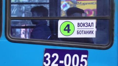 Mart 2019 dolaylarında Moğolistan 'ın başkenti Ulaanbaatar' da bir otobüsteki kimliği belirsiz kişiler.