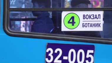 Mart 2019 dolaylarında Moğolistan 'ın başkenti Ulaanbaatar' da bir otobüsteki kimliği belirsiz kişiler.