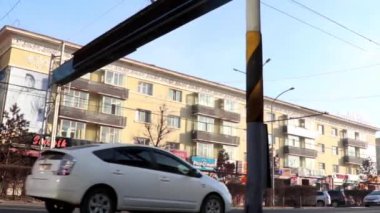 Moğolistan 'ın başkenti Ulaanbaatar' da sokak trafiği, yaklaşık Mart 2019