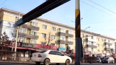 Moğolistan 'ın başkenti Ulaanbaatar' da sokak trafiği, yaklaşık Mart 2019