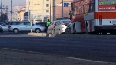 Moğolistan 'ın başkenti Ulaanbaatar' da sokak trafiği, yaklaşık Mart 2019