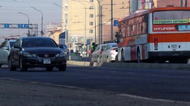 Moğolistan 'ın başkenti Ulaanbaatar' da sokak trafiği, yaklaşık Mart 2019