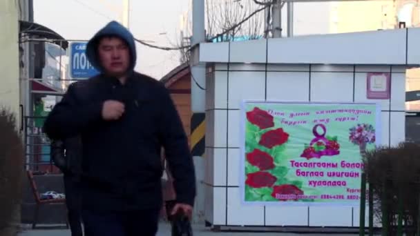 Mart 2019 Dolaylarında Moğolistan Başkenti Ulaanbaatar Sokaklarında Kimliği Belirsiz Insanlar — Stok video