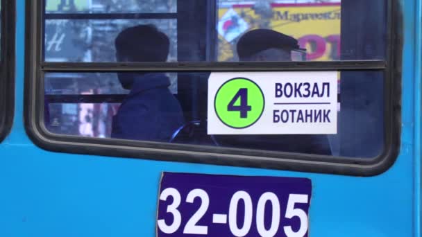 Неизвестные Автобусе Столице Монголии Улан Баторе Около Марта 2019 Года — стоковое видео
