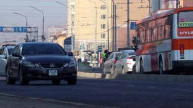 Moğolistan 'ın başkenti Ulaanbaatar' da sokak trafiği, yaklaşık Mart 2019