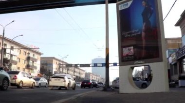 Moğolistan 'ın başkenti Ulaanbaatar' da sokak trafiği, yaklaşık Mart 2019