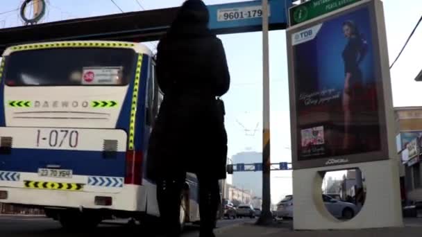 Straßenverkehr Ulaanbaatar Der Hauptstadt Der Mongolei März 2019 — Stockvideo