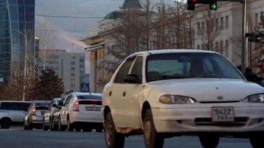 Moğolistan 'ın başkenti Ulaanbaatar' da sokak trafiği, yaklaşık Mart 2019