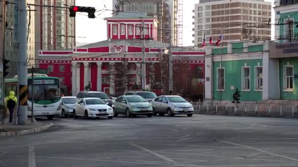Straßenverkehr Opernhaus Ulaanbaatar Der Hauptstadt Der Mongolei März 2019 — Stockvideo