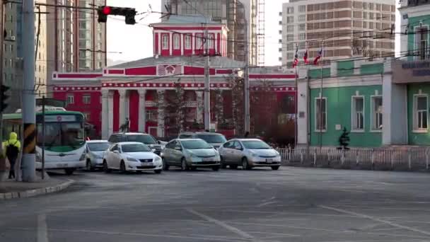 Straßenverkehr Opernhaus Ulaanbaatar Der Hauptstadt Der Mongolei März 2019 — Stockvideo