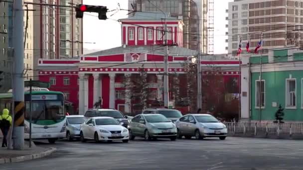 Tráfego Rua Ópera Ulaanbaatar Capital Mongólia Por Volta Março 2019 — Vídeo de Stock