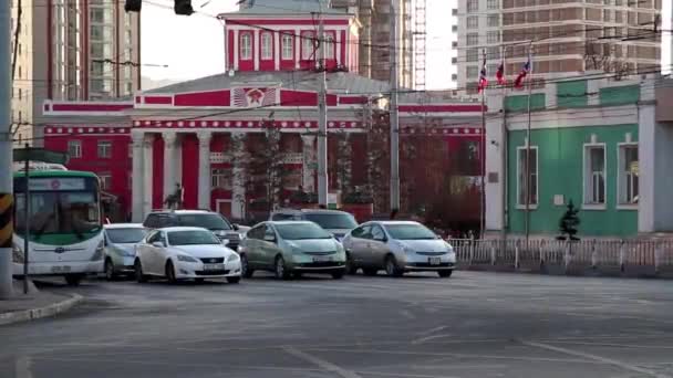Уличное Движение Оперном Театре Улан Батора Столице Монголии Около Марта — стоковое видео