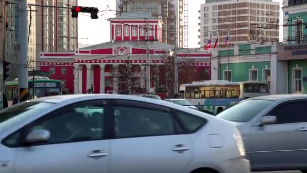 Tráfego Rua Ópera Ulaanbaatar Capital Mongólia Por Volta Março 2019 — Vídeo de Stock