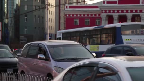 Straßenverkehr Ulaanbaatar Opernhaus Der Hauptstadt Der Mongolei März 2019 — Stockvideo