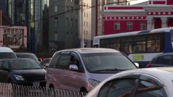 Lalu Lintas Jalan Ulaanbaatar Gedung Opera Ibukota Mongolia Sekitar Maret — Stok Video