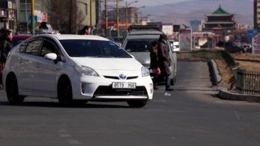 Moğolistan 'ın başkenti Ulaanbaatar' da sokak trafiği, yaklaşık Mart 2019