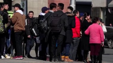 Mart 2019 'da Moğolistan' ın başkenti Ulaanbaatar 'da kimliği belirsiz kişiler ve sokak trafiği