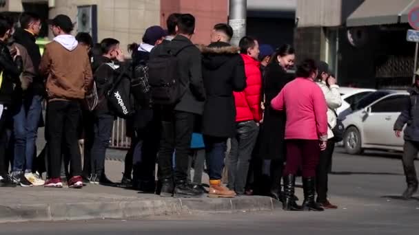 Masyarakat Tak Dikenal Dan Lalu Lintas Jalan Pusat Kota Ulaanbaatar — Stok Video