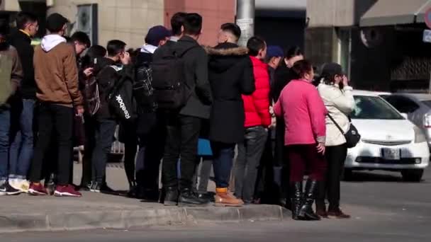 2019年3月頃モンゴルの首都ウランバートル市内の未確認の人々と道路交通 — ストック動画