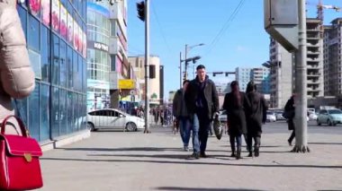 Mart 2019 'da Moğolistan' ın başkenti Ulaanbaatar 'da kimliği belirsiz kişiler ve sokak trafiği
