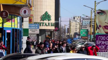 Mart 2019 'da Moğolistan' ın başkenti Ulaanbaatar 'da kimliği belirsiz kişiler ve sokak trafiği