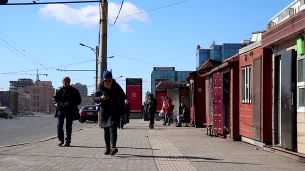 2019年3月頃モンゴルの首都ウランバートル市内の未確認の人々と道路交通 — ストック動画