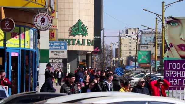 Oidentifierade Personer Och Gatutrafik Centrala Ulaanbaatar Mongoliets Huvudstad Cirka Mars — Stockvideo