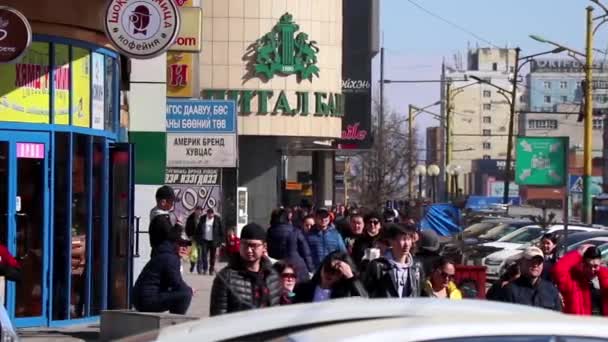 Oidentifierade Personer Och Gatutrafik Centrala Ulaanbaatar Mongoliets Huvudstad Cirka Mars — Stockvideo