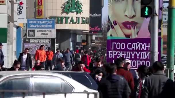 2019 몽골의 수도인 울란바토르의 도심에서 신원이 사람들이 거리로 — 비디오