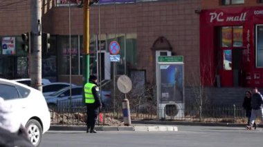 Moğolistan 'ın başkenti Ulaanbaatar' da sokak trafiği, yaklaşık Mart 2019