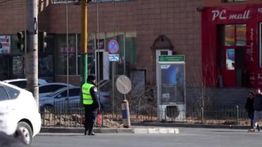Moğolistan 'ın başkenti Ulaanbaatar' da sokak trafiği, yaklaşık Mart 2019