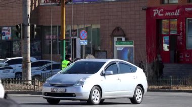 Moğolistan 'ın başkenti Ulaanbaatar' da sokak trafiği, yaklaşık Mart 2019
