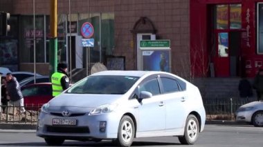 Moğolistan 'ın başkenti Ulaanbaatar' da sokak trafiği, yaklaşık Mart 2019