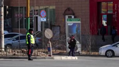 Moğolistan 'ın başkenti Ulaanbaatar' da sokak trafiği, yaklaşık Mart 2019